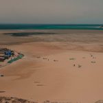 Foto van de lagune met laag water - kitesurfen Dakhla